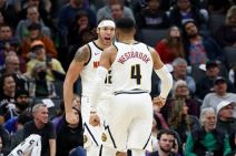 Rasel Vestbruk i Eron Gordon slave koš na utakmici Denvera