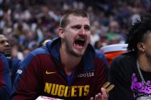 Nikola Jokić sa klupe prati meč Denvera.