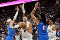 Košarkaš Denvera Nikola Jokić protiv Oklahome.