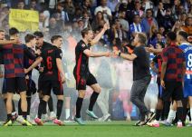 Hansi Flik tera fudbalere Barselone sa terenag