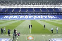 Hansi Flik i Manolo Gonzales poziraju na stadionu Espanjola