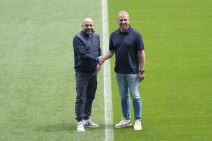 Hansi Flik i Manolo Gonzales se rukuju na stadionu Espanjola