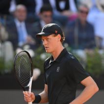 Janik Siner gleda Karlosa Alkaraza u finalu Rima