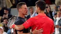 Marton Fučovič i Novak Đoković se pozdravljaju na mreži