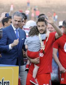 Miloš Ninković prima šampionsku medalju od Zvezdana Terzića