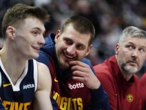 Košarkaši Denvera Kristijan Braun i Nikola Jokić.