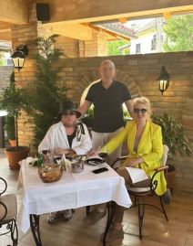 Ivana Mihić sa prijateljima u pečenjari