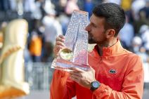 Novak Đoković sa peharom u Ženevi.