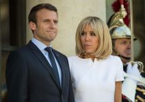 Brižit Makron gleda u Emanuela Makrona