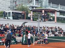 Džon Mekinro gleda Novakov trening (2).jpg