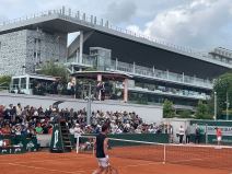 Džon Mekinro gleda Novakov trening (3).jpg