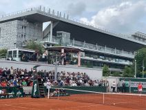 Džon Mekinro gleda Novakov trening (4).jpg