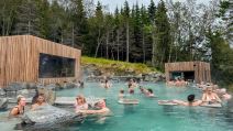 Ljudi se kupaju u termalnom bazenu na Islandu