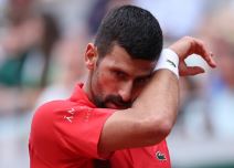 Novak Đoković briše znoj protiv Mutea na Rolan Garosu