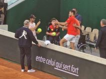 Novak Ðoković preskočio ogradu zbog dece u kolicima (9).jpg