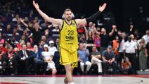 Marko Gudurić slavi trojku za Fenerbahče u Evroligi