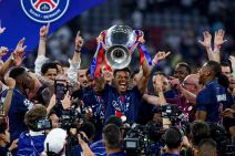 Fudbaler Dezire Due podiže trofej Lige šampiona.