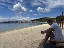 Grčka, plaža, ležaljke, suncobrani, letovanje