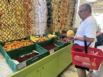 Grčka, plaža, ležaljke, suncobrani, letovanje