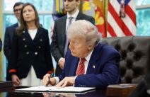 Donald Tramp potpisuje naredbu