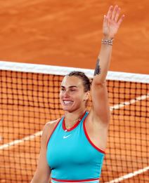 Arina Sabalenka slavi pobedu protiv Ige Švjontek