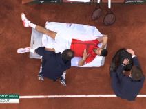 Novak Đoković traži pomoć fizioterapeuta.