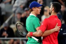 Teniseri Janik Siner i Novak Đoković posle polufinala Rolan Garosa.