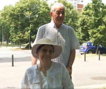 Anđelko za suprugu u kolicima zakrpio rupu na trotoaru (3).jpg