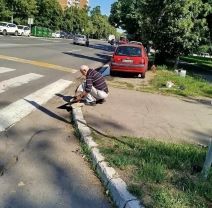 Anđelko za suprugu u kolicima zakrpio rupu na trotoaru (4).jpg