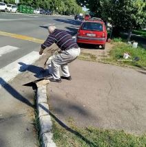 Anđelko za suprugu u kolicima zakrpio rupu na trotoaru (5).jpg