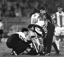 Goran Rodić pomaže Saši Ćurčiću.