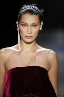 Bela Hadid pokazala golu zadnjicu u provokativnoj haljini