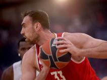 Nikola Milutinov se u duelu ispod koša