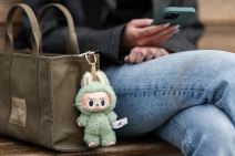 Labubu igračka na torbi