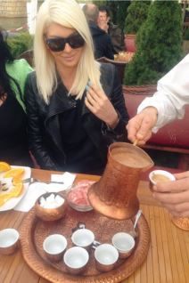 Jelenu Karleušu služe mesom u restoranu 2015 godina kafa.jpg