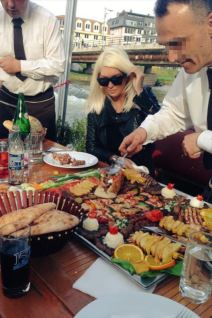 Jelenu Karleušu služe mesom u restoranu 2015 godina.jpg