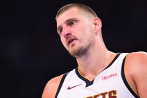 Nikola Jokić košarkaš Denvera na meču protiv Oklahome