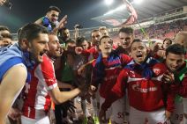 Fudbaleri Crvene zvezde nakon prijateljske utakmice protiv Olimpijakosa. Mičel je između Srnića i Ibanjeza.