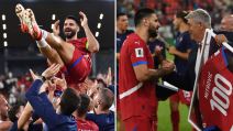 Stevan Dika Stojanović uručuje dres Aleksandru Mitroviću