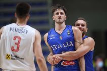 Akile Polonara slavi pobedu Italije protiv Srbije