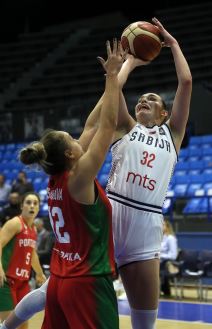 Anđela Dugalić šutira na koš u dresu Srbije
