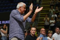 Željko Obradović pozdravlja navijače u Pioniru protiv Spartaka