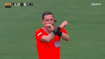 Sudija pokazuje novo pravilo na FIFA Svetskom prtvenstvu klubova