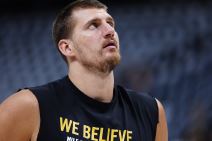 Nikola Jokić u majici bez rukava na kojoj piše We Believe, što je bila poruka Denvera u plej-ofu NBA lige.