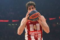 Miloš Teodosić u dresu Crvene zvezde grli loptu.