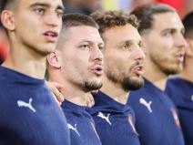 Luka Jović peva himnu Srbije Bože pravde dok je zagrljen sa srpskim fudbalerima.