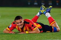 Nikola Krstović u dresu Lidsa leži na travi.