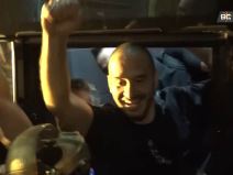 Bogdan Karaičić slavi sa košarkašima Partizana.