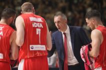 Milan Tomić sa košarkašima Crvene zvezde