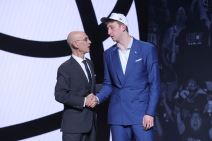 Deni Volf i Adam Silver na NBA draftu